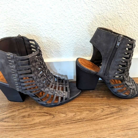 Maurice's heels - Picture 6 of 7